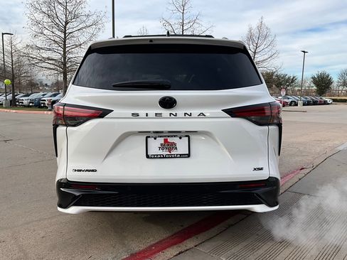 New 2026 Toyota Sienna XSE image 7