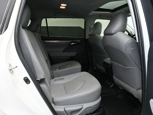 Used 2020 Toyota Highlander Limited FWD image 47