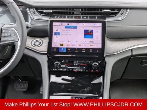 Certified 2025 Jeep Grand Cherokee Limited w/ Trailer Tow Package AWD/4WD image 18