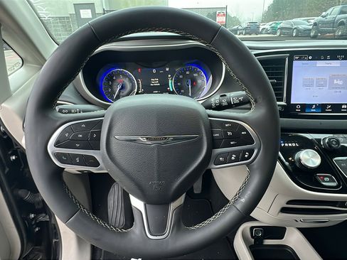 Used 2024 Chrysler Pacifica Touring-L image 25