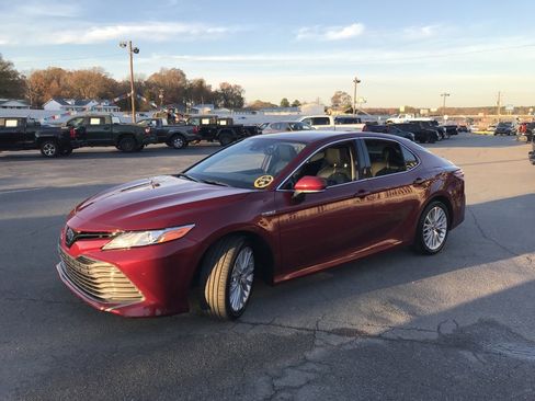Used 2019 Toyota Camry XLE image 2