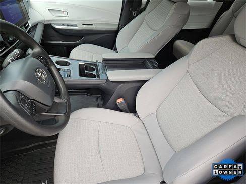 Used 2026 Toyota Sienna LE image 11