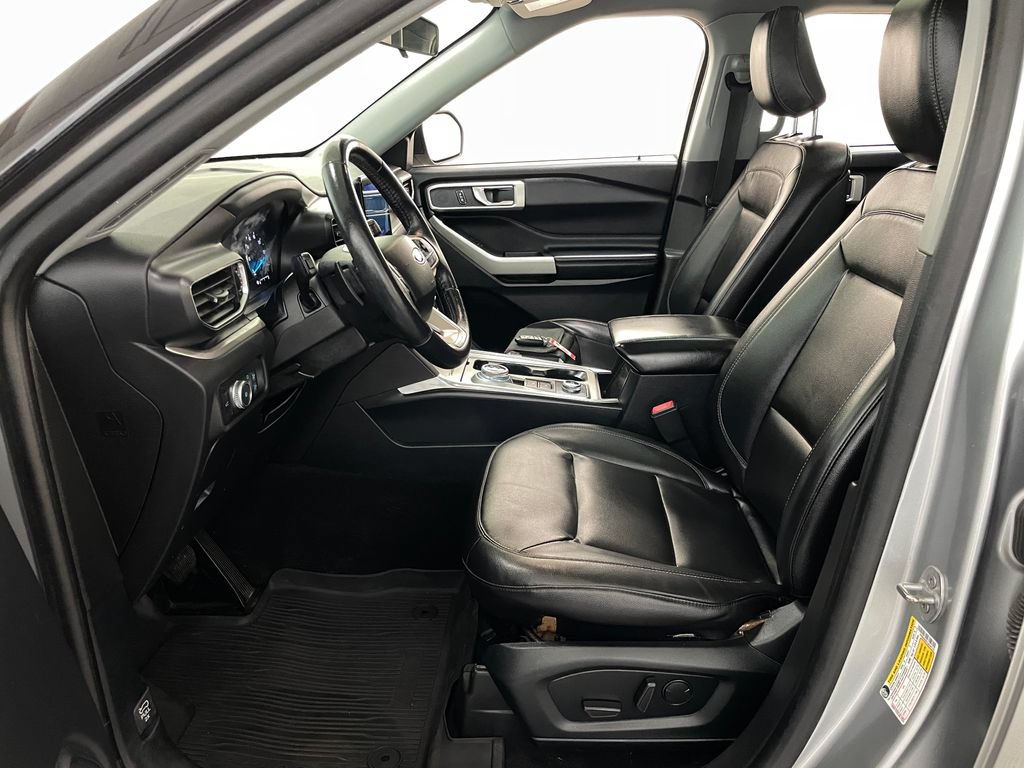 Used 2020 Ford Explorer XLT w/ Equipment Group 202A AWD/4WD image 8
