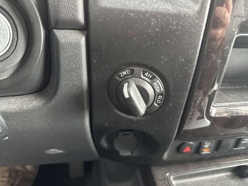 Used 2014 Nissan Titan SL w/ SL Moonroof Package image 18