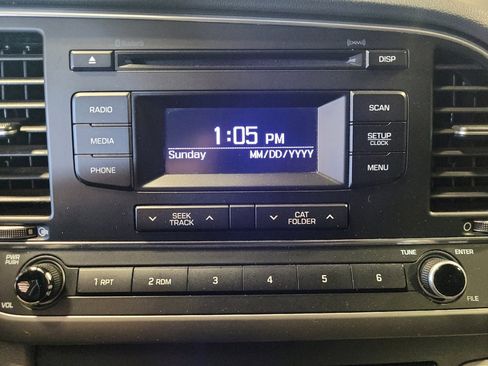 Used 2017 Hyundai Elantra SE w/ Cargo Package image 25