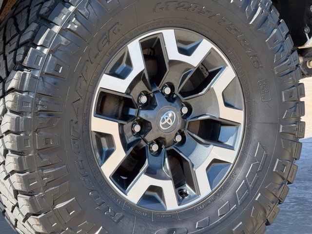Used 2022 Toyota Tacoma TRD Off-Road AWD/4WD image 17