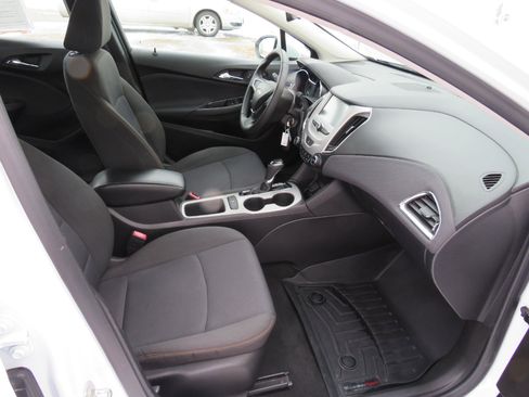Used 2018 Chevrolet Cruze LS image 10