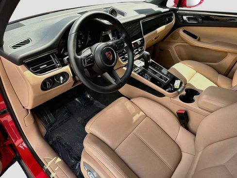 Certified 2026 Porsche Macan AWD/4WD image 4
