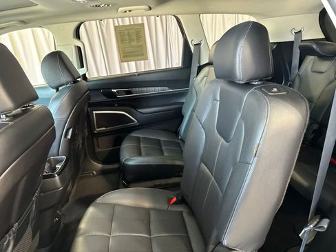 Used 2023 Kia Telluride EX w/ EX Captain's Chair Package FWD image 12