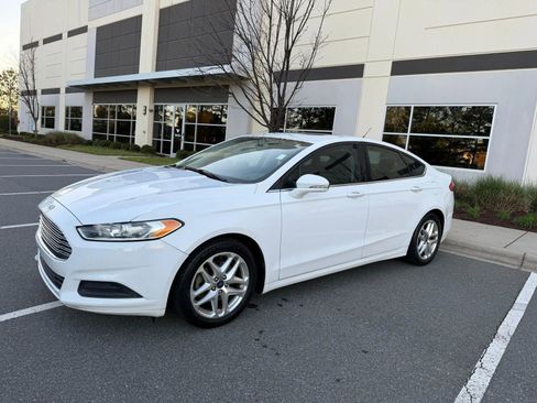 Used 2015 Ford Fusion SE image 1