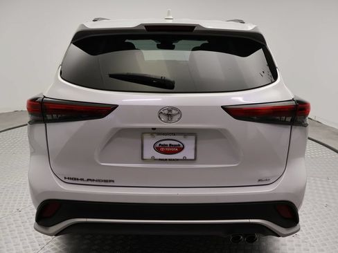Used 2022 Toyota Highlander XSE FWD image 10