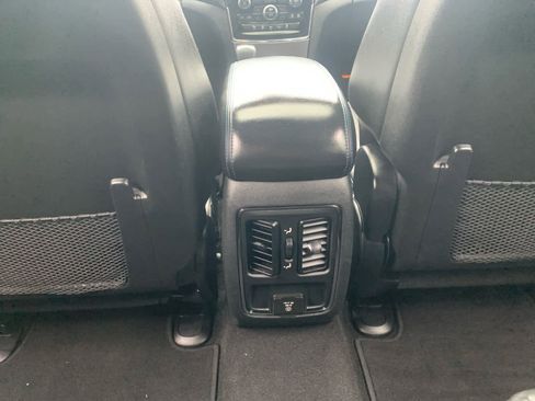 Used 2019 Jeep Grand Cherokee Laredo image 32