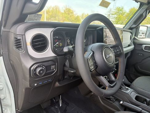 Used 2024 Jeep Wrangler Unlimited AWD/4WD image 21