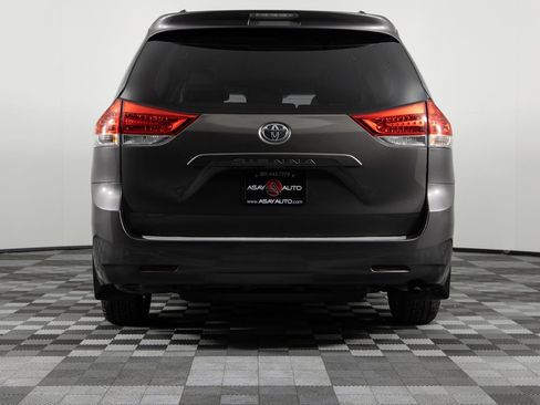 Used 2013 Toyota Sienna XLE image 6