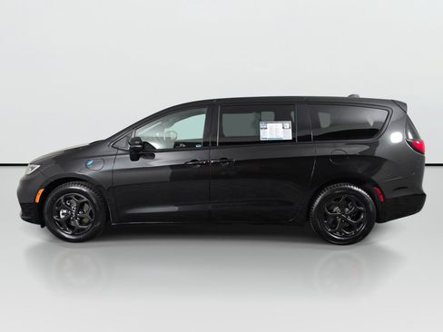 Used 2023 Chrysler Pacifica Limited w/ Uconnect Theater Family Group FWD image 8