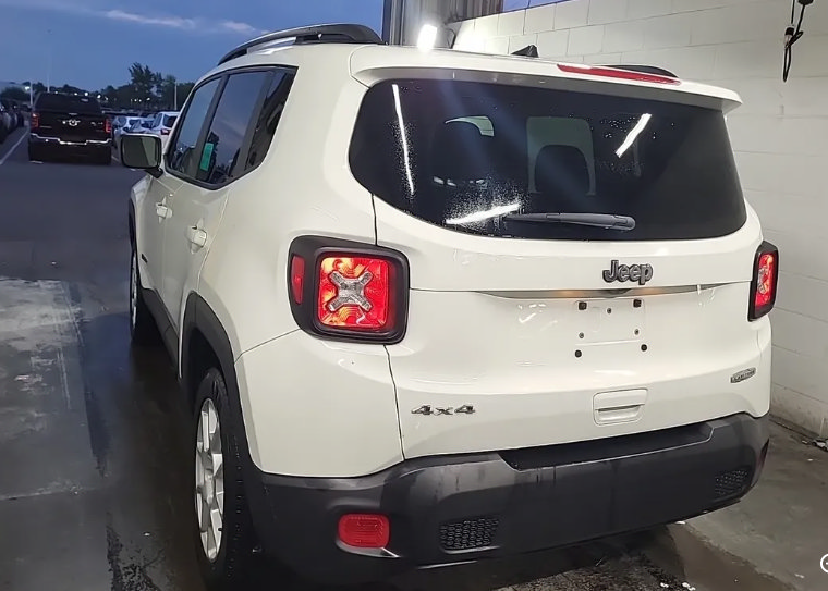 Used 2022 Jeep Renegade Latitude w/ Convenience Group AWD/4WD image 2