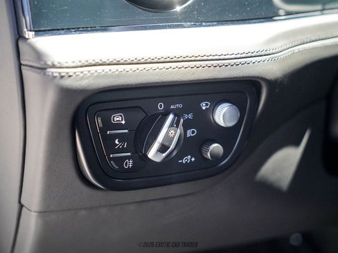 Used 2021 Bentley Bentayga AWD/4WD image 36