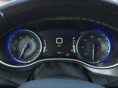 Used 2024 Chrysler Pacifica Touring-L FWD image 12