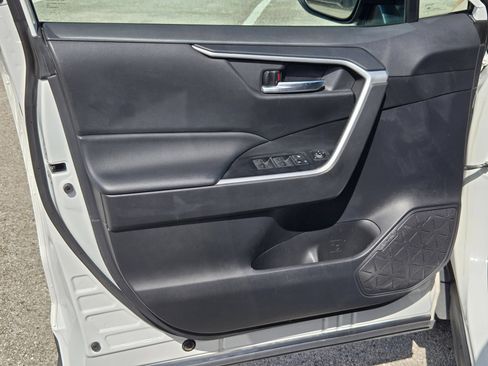 Used 2022 Toyota RAV4 XLE w/ Convenience Package FWD image 11