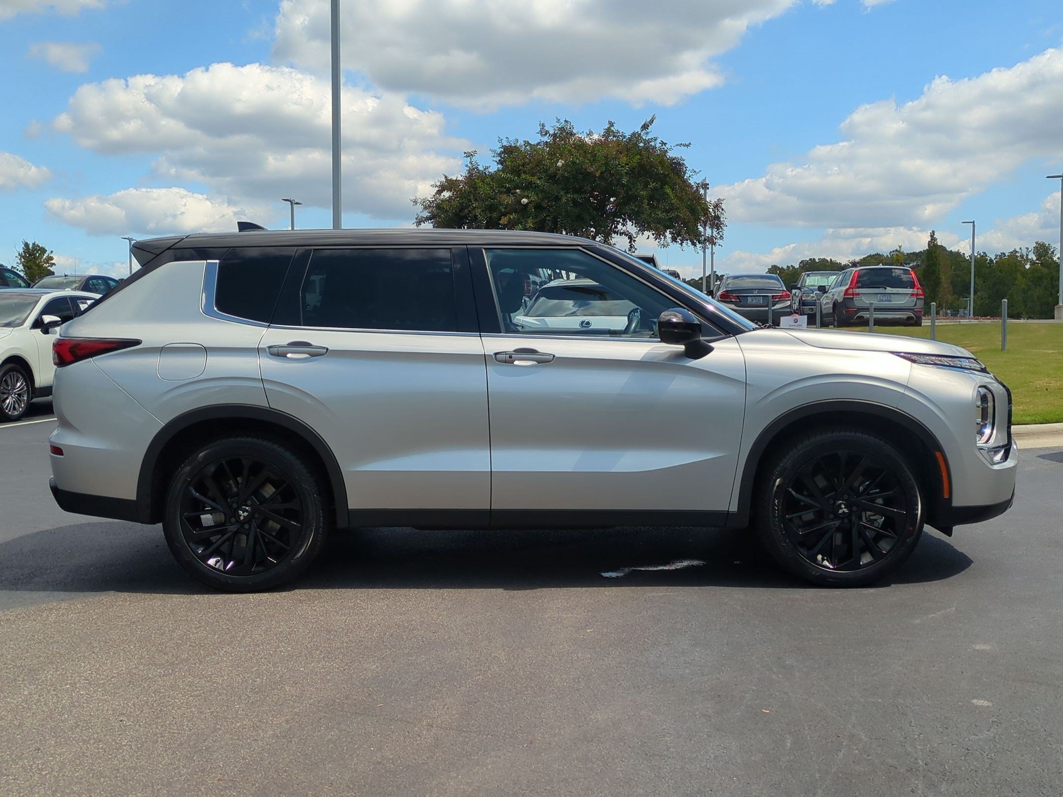 Used 2023 Mitsubishi Outlander SEL FWD image 11