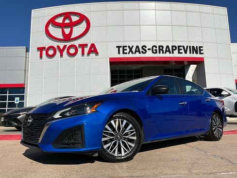 Used 2025 Nissan Altima 2.5 SV image 2