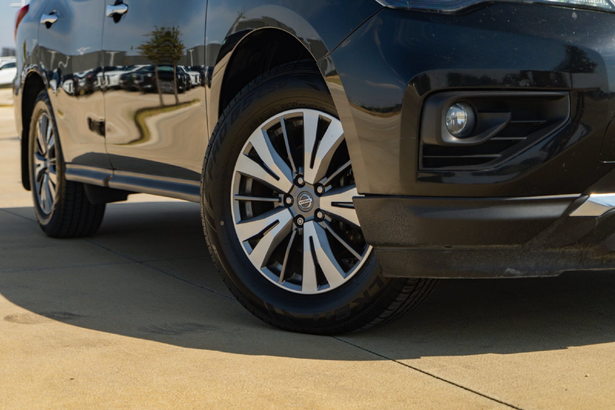 Used 2020 Nissan Pathfinder SV FWD image 2