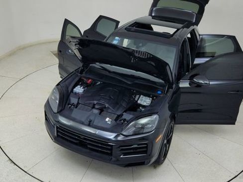 Used 2025 Porsche Cayenne w/ Premium Package image 86