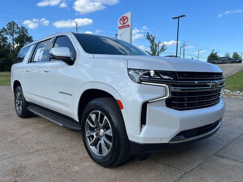 Used 2023 Chevrolet Suburban LT w/ Luxury Package RWD image 1