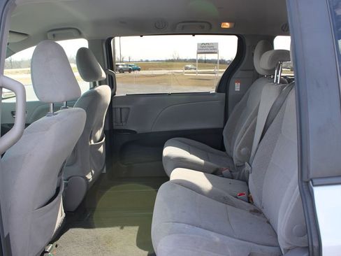 Used 2015 Toyota Sienna LE image 23