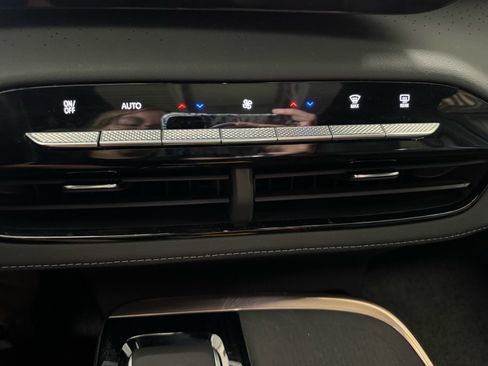 Used 2025 Buick Enclave Avenir w/ Super Cruise Package AWD/4WD image 31