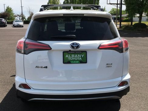 Used 2018 Toyota RAV4 XLE AWD/4WD image 5