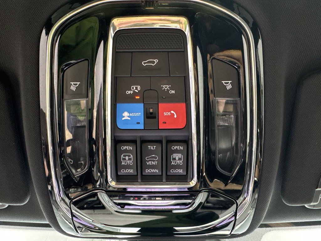 Used 2023 Jeep Grand Cherokee Summit w/ Advanced Protech Group IV AWD/4WD image 18