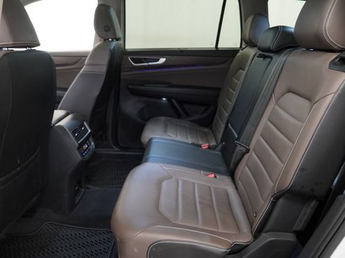 Used 2024 Volkswagen Atlas SEL AWD/4WD image 11