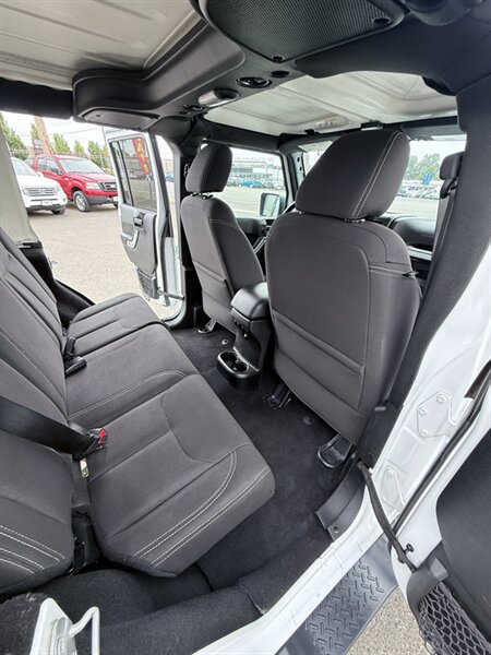 Used 2018 Jeep Wrangler Unlimited Sahara AWD/4WD image 28