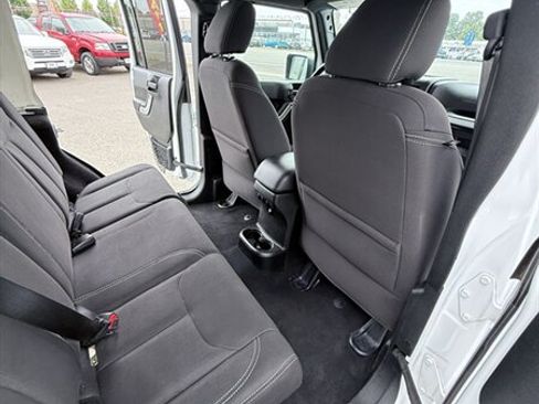 Used 2018 Jeep Wrangler Unlimited Sahara AWD/4WD image 28