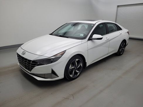 Used 2022 Hyundai Elantra SEL w/ Convenience + Premium Package FWD image 2