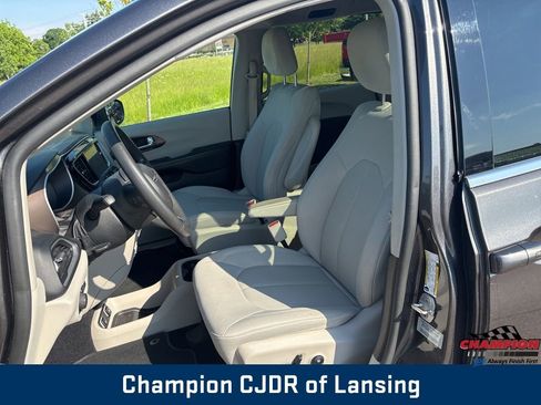 Used 2017 Chrysler Pacifica Touring FWD image 13