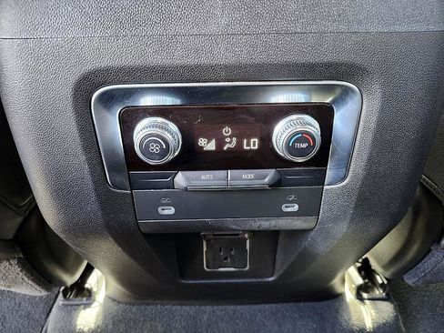 Used 2021 GMC Yukon SLT image 9