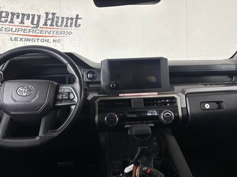 Used 2025 Toyota Tacoma SR5 AWD/4WD image 25