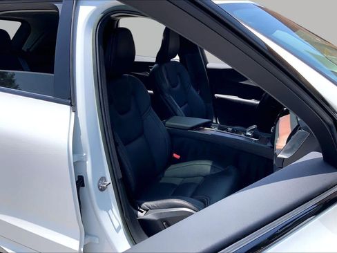 Used 2023 Volvo XC60 B5 Ultimate w/ Climate Package FWD image 9