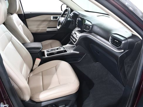 Used 2022 Ford Explorer XLT w/ Equipment Group 202A image 10