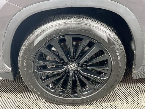 Certified 2024 Toyota Highlander XSE image 28
