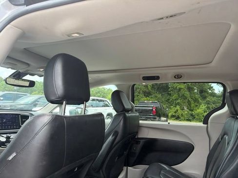 Used 2019 Chrysler Pacifica Limited FWD image 25