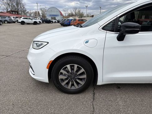 Used 2024 Chrysler Pacifica Limited FWD image 9