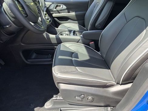 New 2026 Chrysler Pacifica Limited image 19