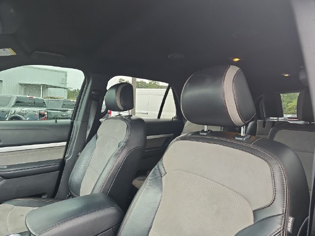 Used 2017 Ford Explorer XLT w/ Equipment Group 202A AWD/4WD image 16