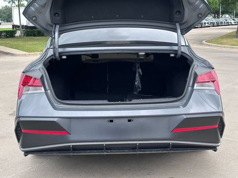 Used 2025 Hyundai Elantra Limited image 16