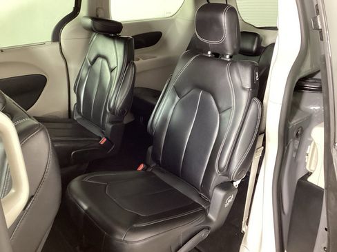 Used 2023 Chrysler Pacifica Touring-L image 14