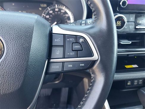 Used 2023 Toyota Highlander L image 17