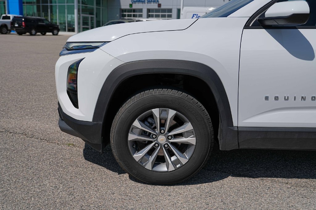 Used 2026 Chevrolet Equinox LT AWD/4WD image 12